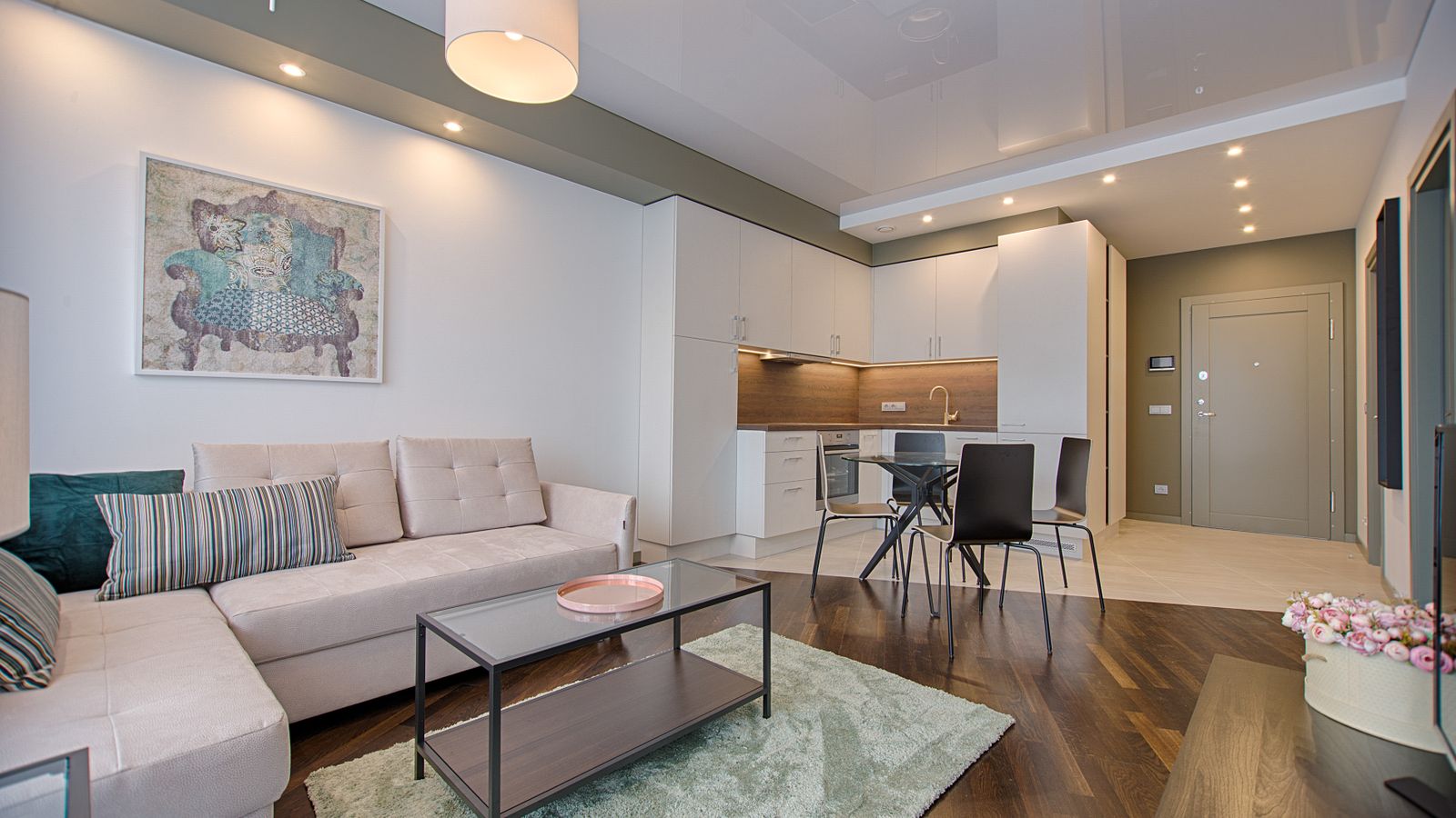 Премиальный интерьер с панорамным остеклением